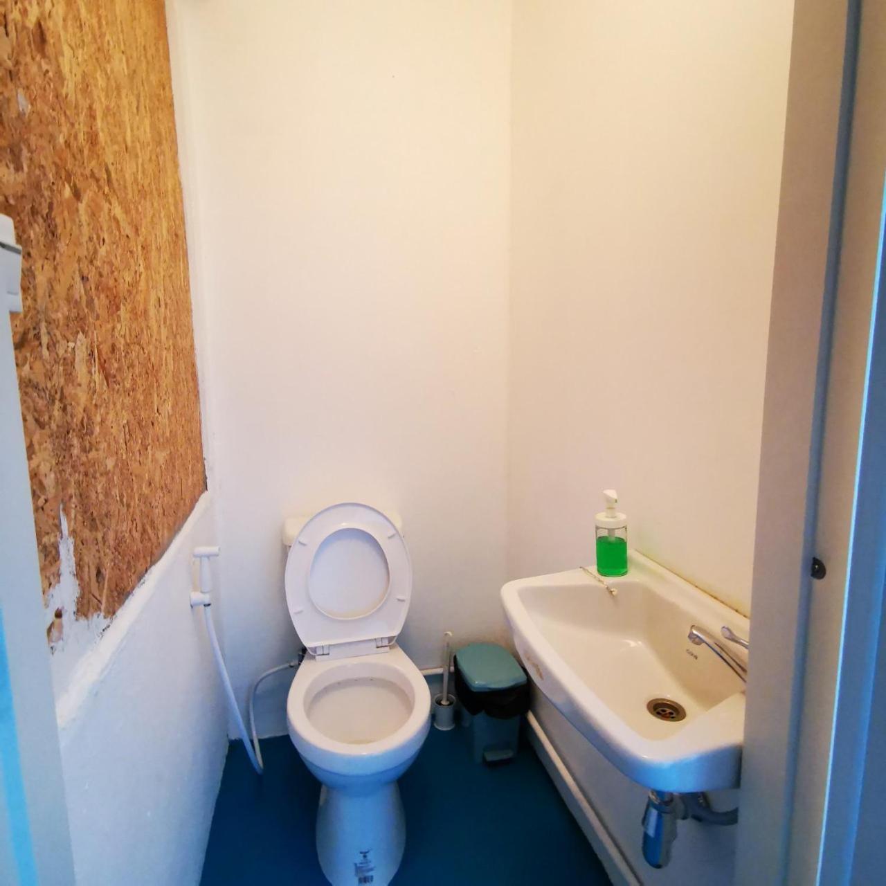 Hostel D​ Luck​