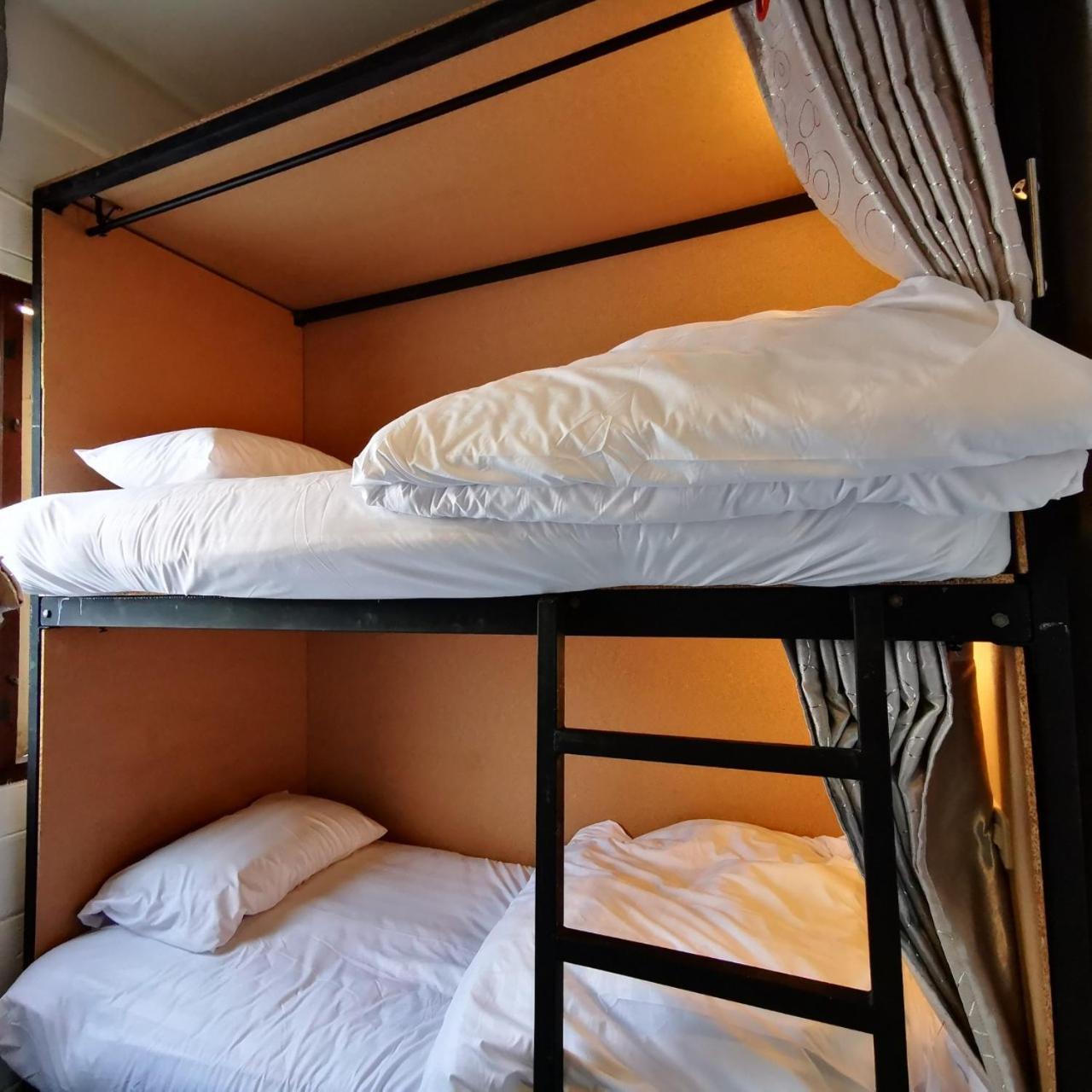 Hostel D​ Luck​ *