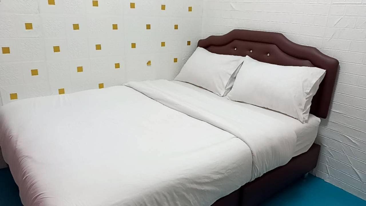 D​ Luck​ Hostel *
